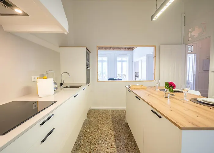 Vistas Al Nautico Y Paseo Maritimo De *